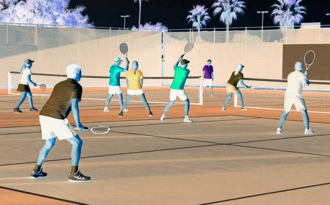 Một tệp gắn nhãn tennis, bên trong là 8.752,80 điểm ASX 200